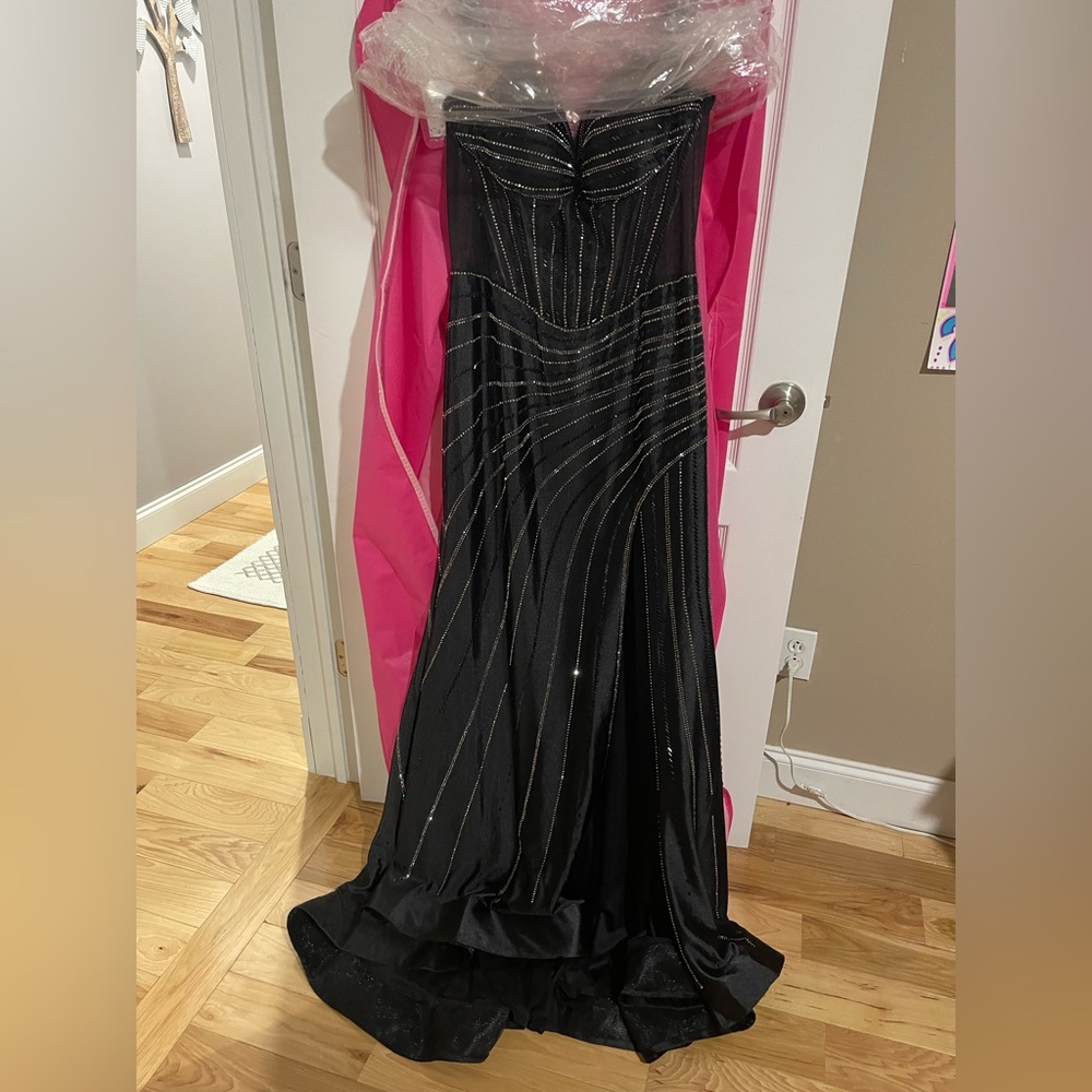 Ellie Wilde Elegant Black Gown with Silver Accents - Picture 16 of 16